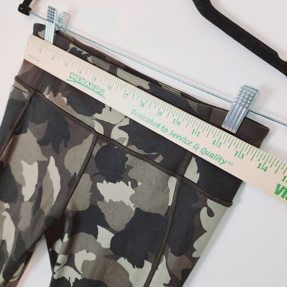 Athleta Run Free Camo 7/8 Tight Arbor Olive Leggings Zip Pocket Workout Gym sz S - Picture 12 of 14